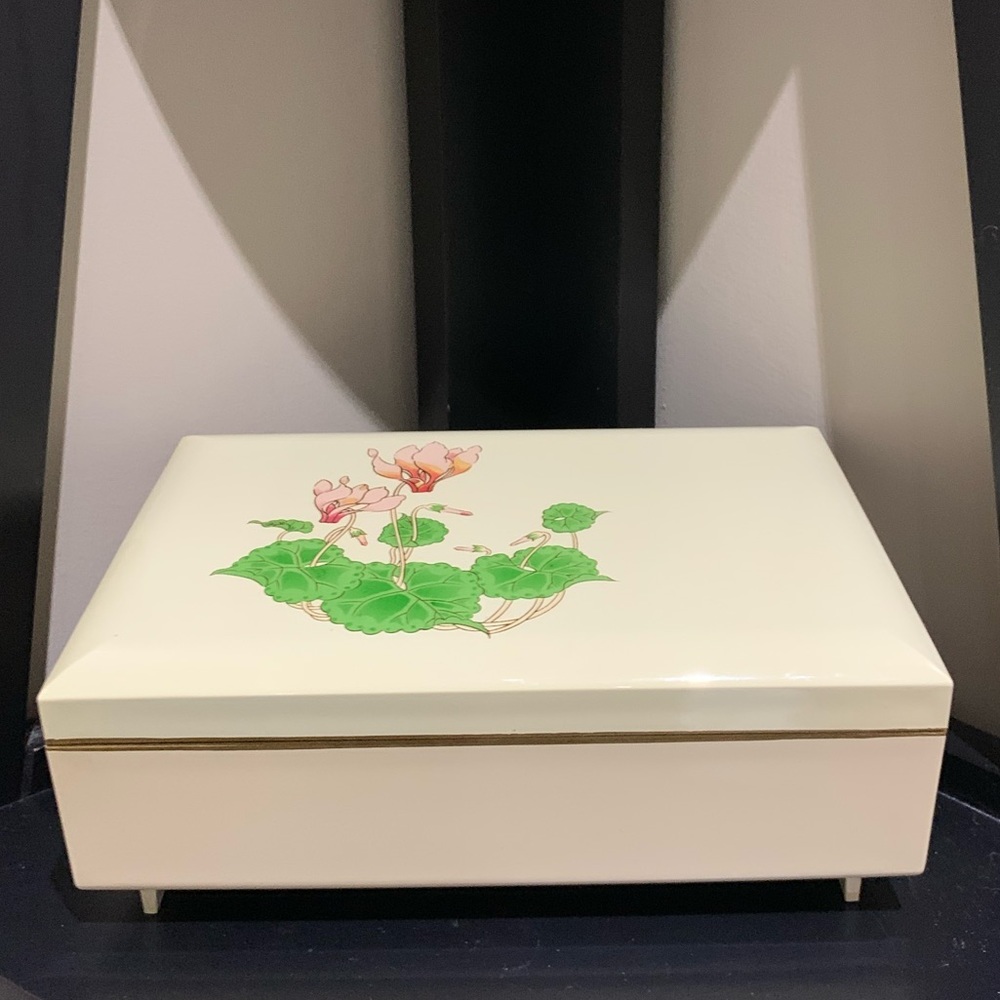 Beautiful Ivory Lacquered Otagiri Music/Jewelry Box